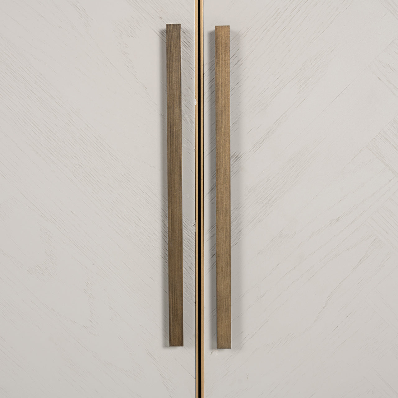 Kumode Whitebone misiņa 4 durvis Richmond Interiors 91/225/47 cm Verona pelēks - N1 Home