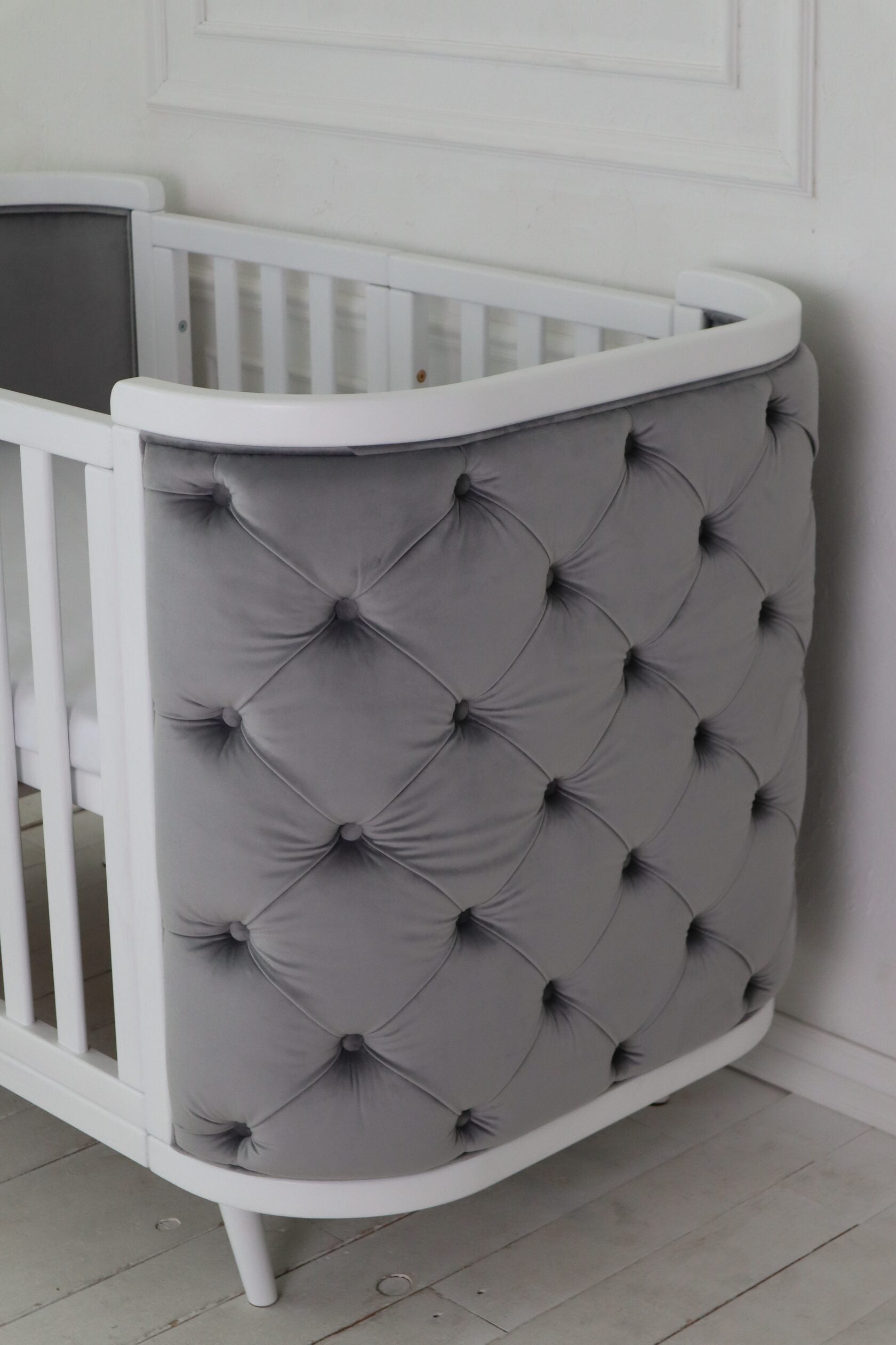 Gultiņa-transformers Boho ar kustīgu sienu 70/90-134 cm balts/pelēks velūrs - N1 Home