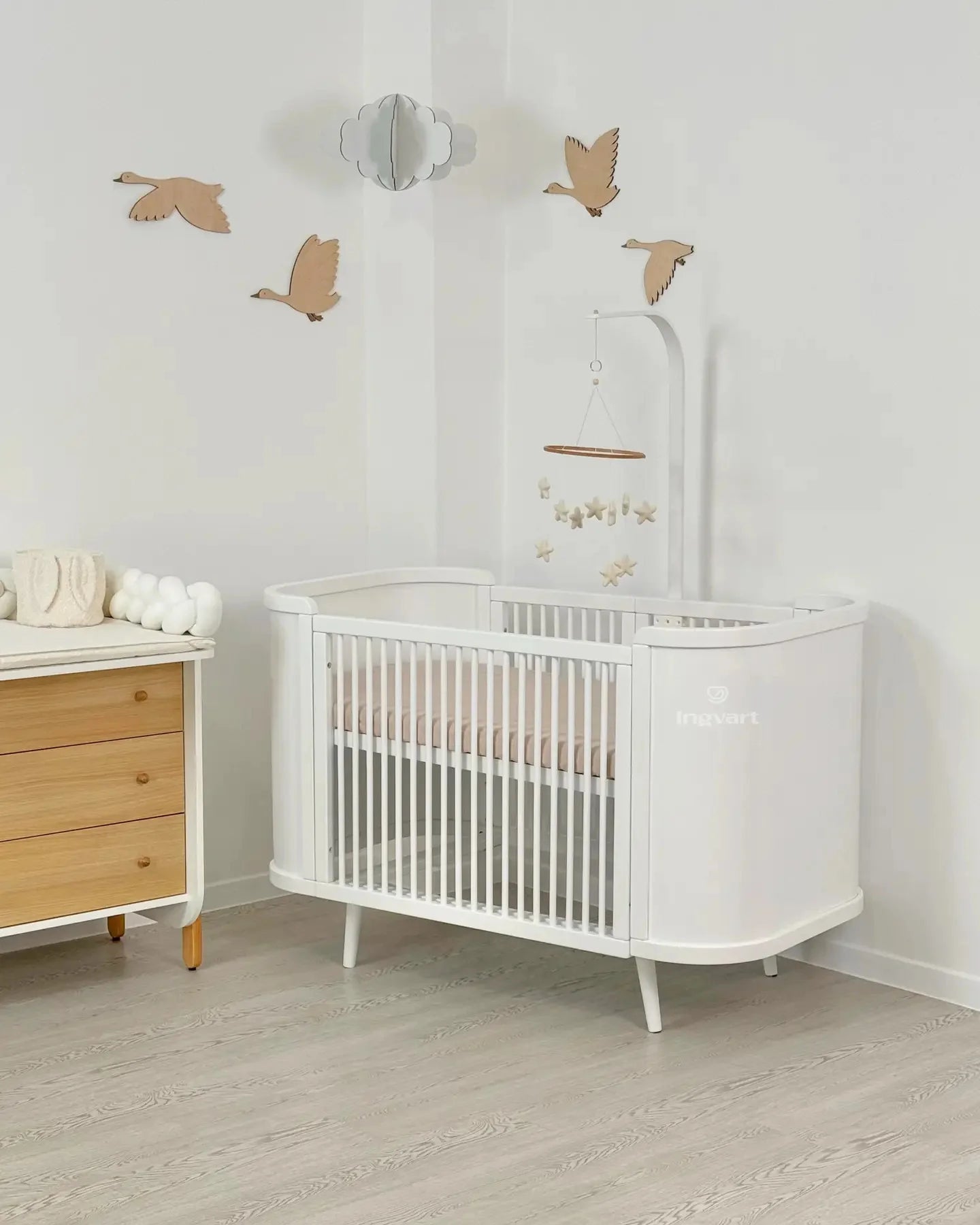 Gultiņa-transformers Boho Slim ar kustīgu sienu 70/90 - 134 cm balts - N1 Home