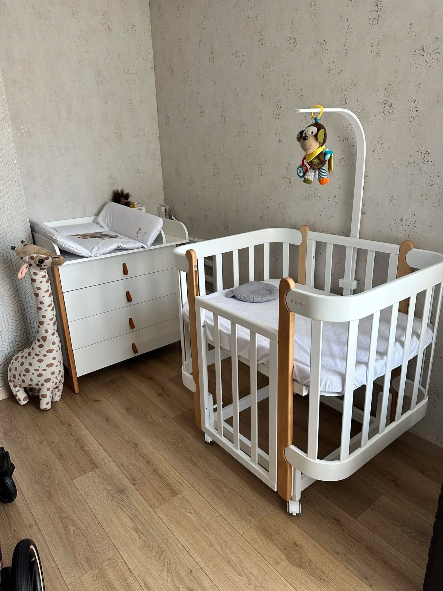 Ingvart Kumode ar Pārtinamo Galdiņu Scandi 82/80/50 cm Graphite+Natural - N1 Home