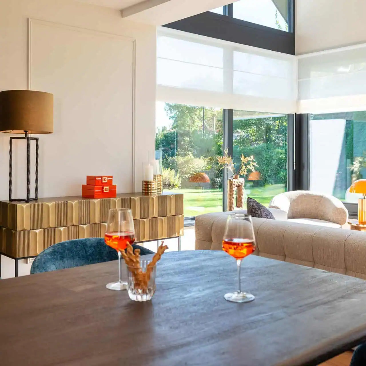 Kumode Jaxx 2 durvis 2 atvilktnes Richmond Interiors 81/160/40 cm melns/zelts - N1 Home