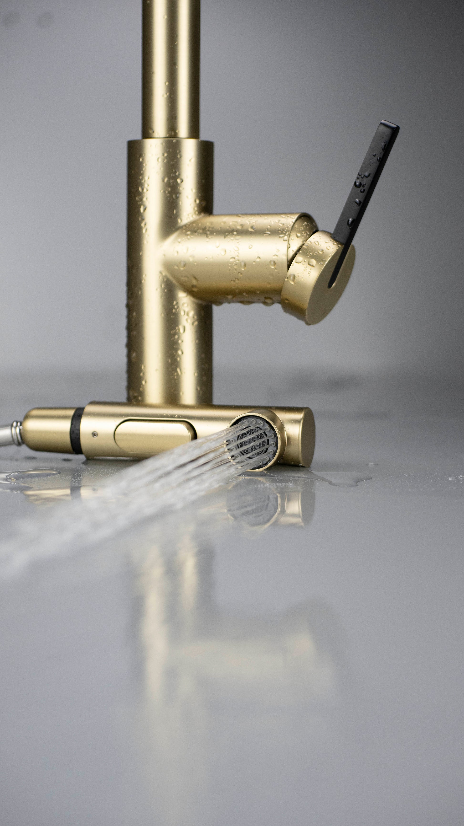 Virtuves jaucējkrāns ar izvelkamu snīpi MOMI 34,8 cm matēts zelts - N1 Home