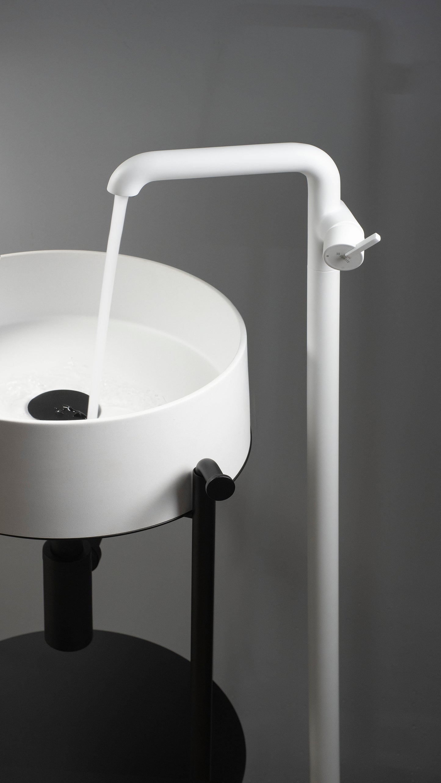 Izlietnes maisītājs, brīvi stāvošs Silia 1090 mm matēts zelts - N1 Home