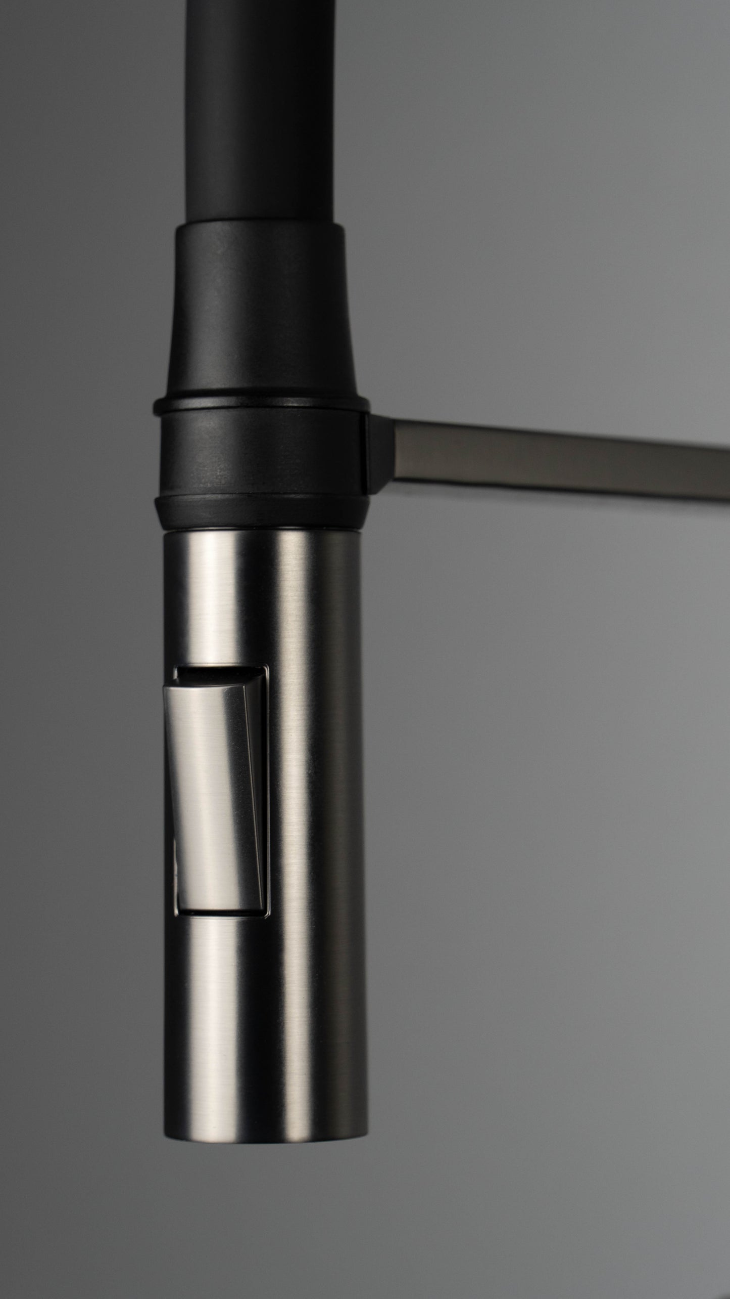 Virtuves jaucējkrāns ar elastīgu izteku - 2 veidu strūklas Magnetic 533 mm titanium - N1 Home