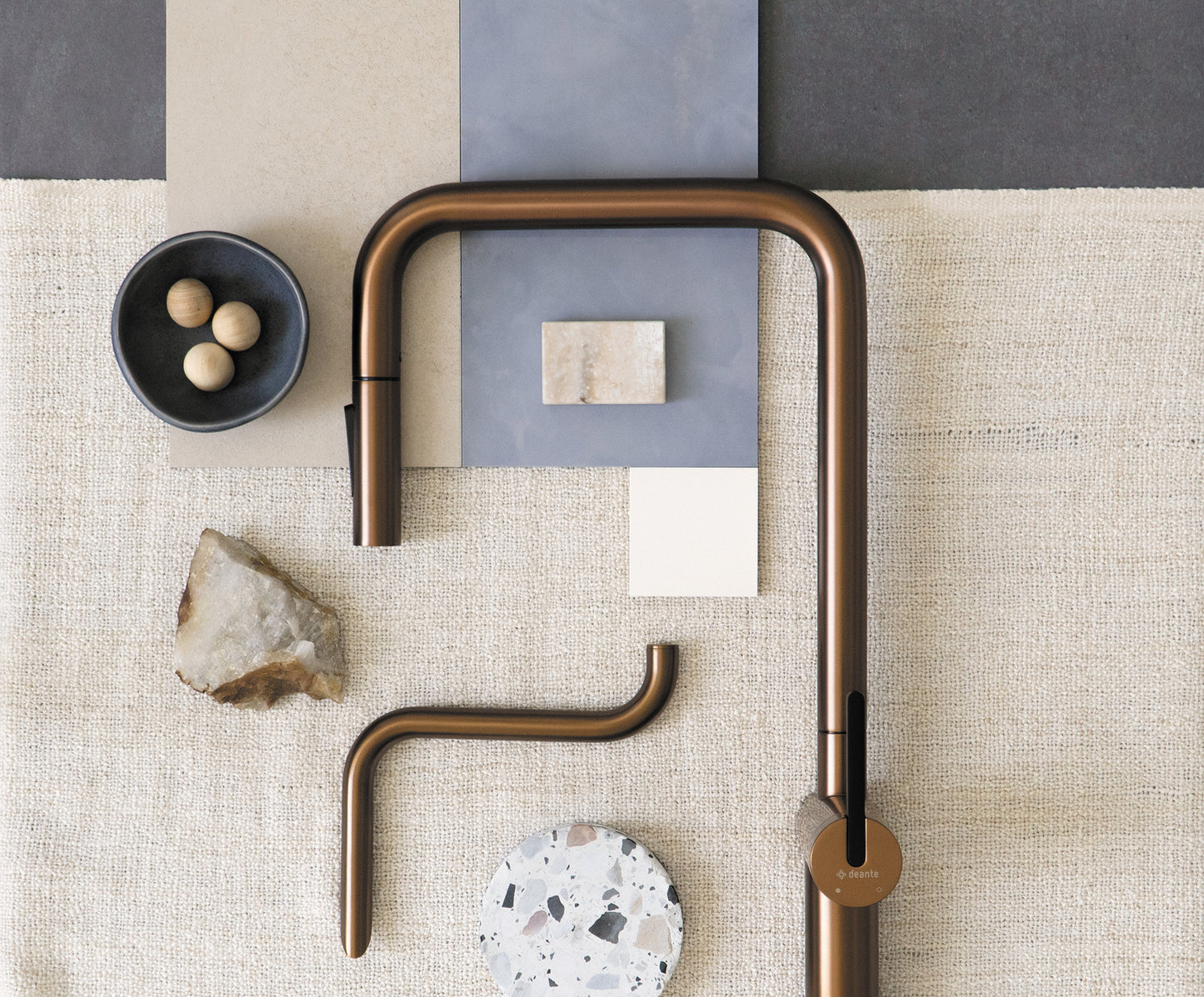 Virtuves jaucējkrāns ar izvelkamu snīpi Momi 408 mm matēta bronza - N1 Home