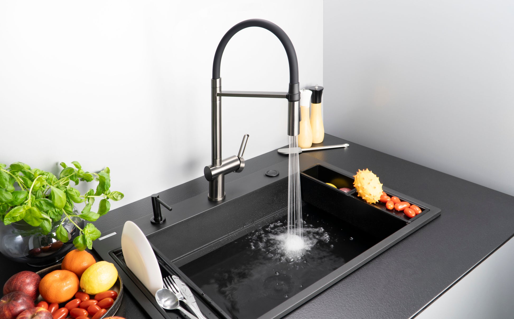 Virtuves jaucējkrāns ar elastīgu izteku - 2 veidu strūklas Magnetic 533 mm matēta bronza - N1 Home