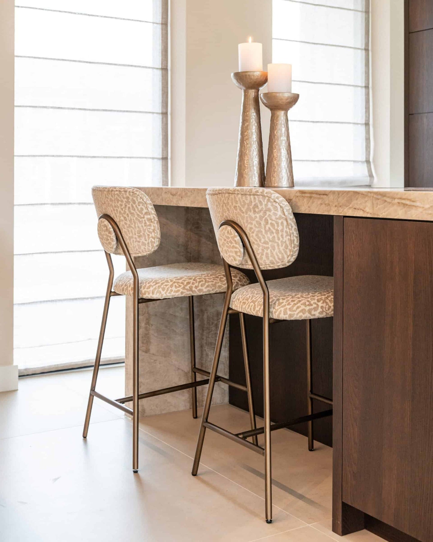 Bāra krēsls Xenia (Set of 2) Richmond Interiors 95/45/53 cm brandy fusion fire retardant